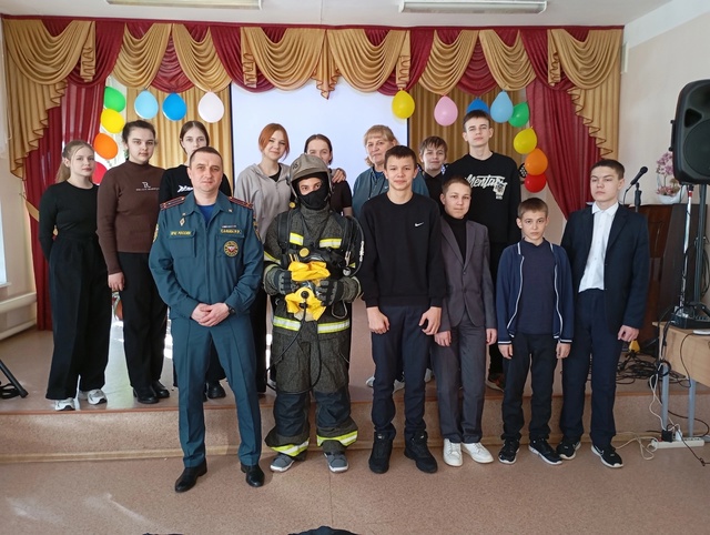 В рамках единого дня безопасности, в 8 классе был проведен классный час начальником караула.